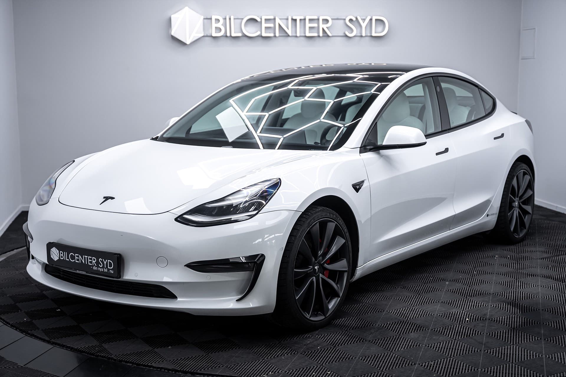 Tesla Model 3 - bild 1
