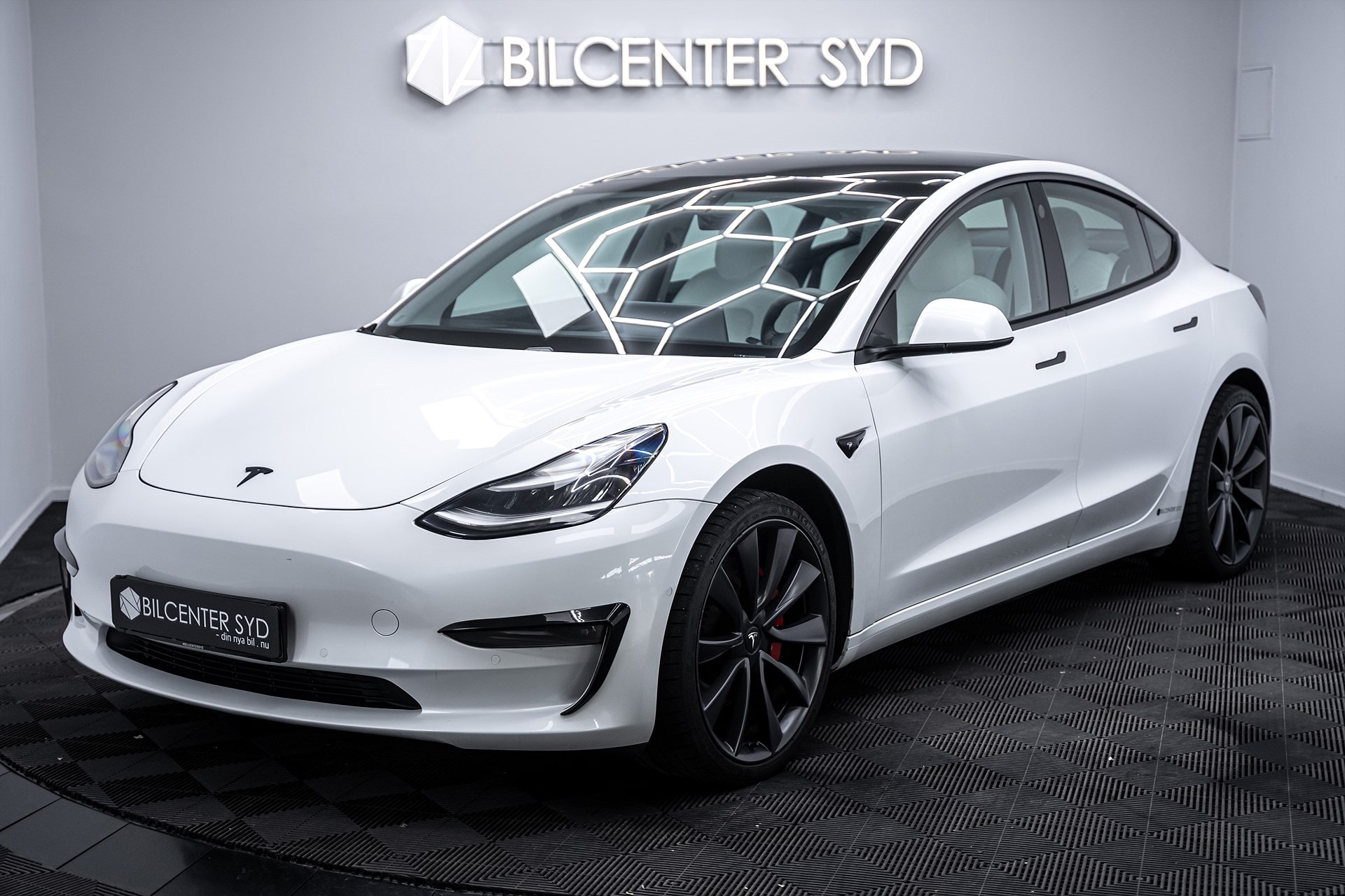 Tesla Model 3 - bild 1