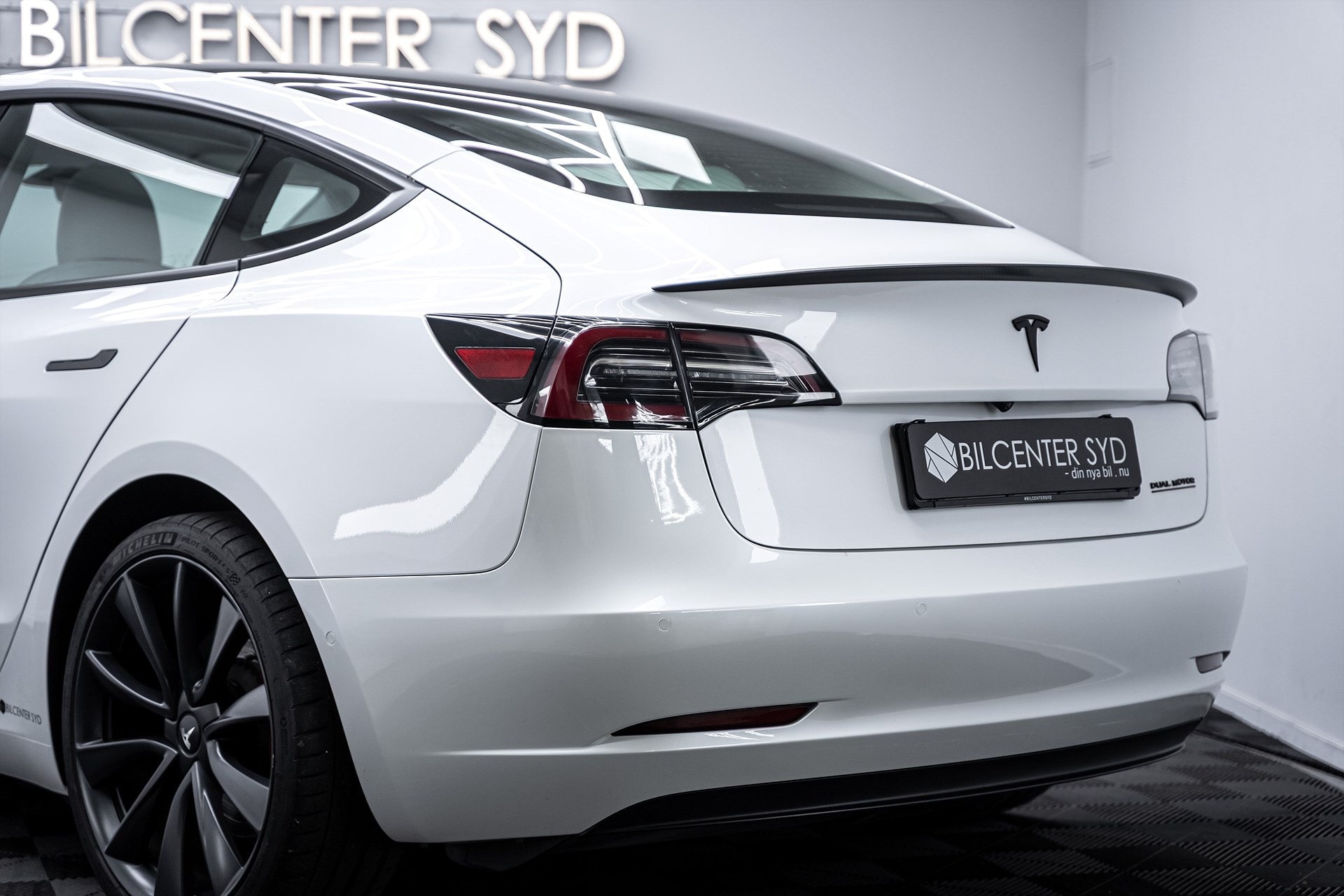 Tesla Model 3 - bild 12