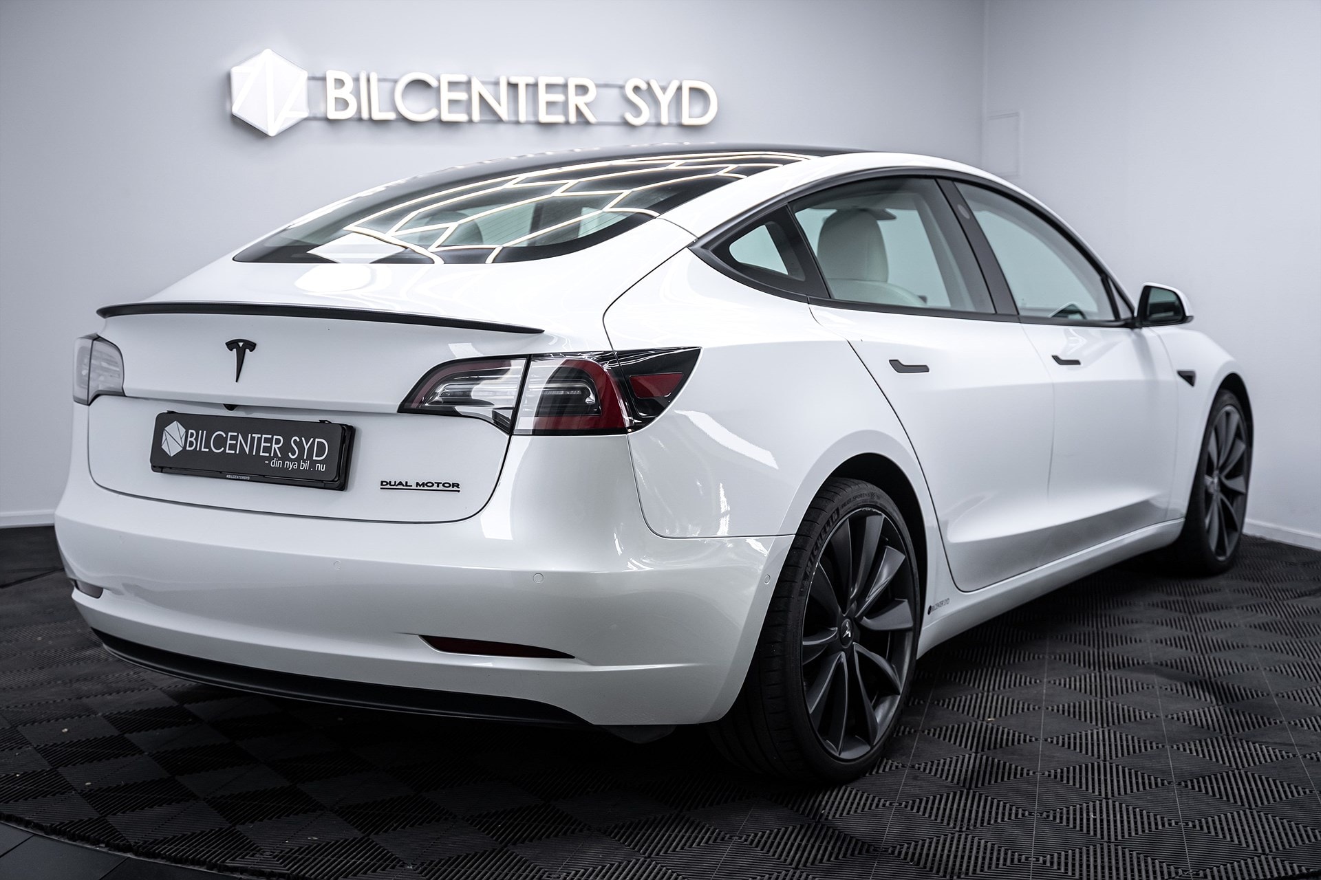 Tesla Model 3 - bild 8